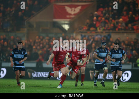 Llanelli, Wales, Regno Unito. Il 29 dicembre 2018. Hadleigh Parkes del Scarlets fa una pausa. Scarlets v Cardiff Blues rugby Guinness Pro 14 corrispondono al Parc y Scarlets in Llanelli, nel Galles del Sud sabato 29 dicembre 2018. foto da Andrew Orchard/Andrew Orchard fotografia sportiva/Alamy Live News Foto Stock