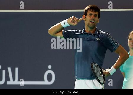 Abu Dhabi, Emirati arabi uniti (EAU). 29 Dic, 2018. Novak Djokovic di Serbia reagisce durante la sua partita contro Kevin Anderson del Sud Africa a 2018 Mubadala World Tennis Championship finale in Abu Dhabi, negli Emirati Arabi Uniti (EAU), il 29 dicembre 2018. Novak Djokovic ha vinto 2-1 e rivendicato il titolo dell'evento. Credito: Mahmoud Khaled/Xinhua/Alamy Live News Foto Stock