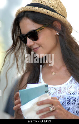 MIAMI BEACH, FL - 22 giugno: attrice Katie Holmes fuori e circa su South Beach indossando un cappello Fedora. il 22 giugno 2011 a Miami Beach, in Florida. Persone: Katie Holmes Foto Stock