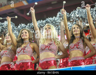 Giardini di Miami, Florida, Stati Uniti d'America. 29 Dic, 2018. Alabama Crimsonettes eseguire nelle gabbie durante il Capital One Orange Bowl gioco tra l'Alabama Crimson Tide e Oklahoma Sooners al Hard Rock Stadium di Miami, Florida. Kyle Okita/CSM/Alamy Live News Foto Stock