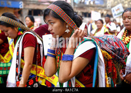 Kathmandu, Nepal. 30 Dic, 2018. Le donne nepalesi dall etnia Gurung comunità in abito tradizionale prendere parte in parata per contrassegnare il loro nuovo anno anche noto come Tamu Losar.Gli indigeni Gurungs, noto anche come Tamu, celebrano l'avvento dell'anno del cervo. Credito: ZUMA Press, Inc./Alamy Live News Foto Stock