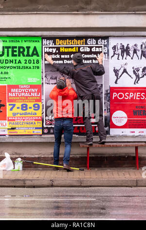 Varsavia, Polonia. Il 30 dicembre, 2018. "Cattivo" tedesco cliché è una parte importante del diritto polacco-wing populisti' agenda. Solo recentemente 2 organizzazioni, Movimento per igiene morale ed il buon nome Redoubt, hanno lanciato la campagna di manifesti con anti-tedesco e anti-austriaca di slogan scritto in tedesco, ad es. "Ehi, Tedesco! Dare indietro cosa il tuo nonno ha rubato in Polonia o pagare per esso!" (riferendosi alla II Guerra Mondiale). Polish anti-nazionalisti sono loro verniciatura sopra o copertura con poster surreale. Essi questione in questo modo di estrema destra messaggio politico o trasformarlo in assurdo. Robert Pastryk / Alamy Live News Foto Stock