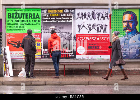 Varsavia, Polonia. Il 30 dicembre, 2018. "Cattivo" tedesco cliché è una parte importante del diritto polacco-wing populisti' agenda. Solo recentemente 2 organizzazioni, Movimento per igiene morale ed il buon nome Redoubt, hanno lanciato la campagna di manifesti con anti-tedesco e anti-austriaca di slogan scritto in tedesco, ad es. "Ehi, Tedesco! Dare indietro cosa il tuo nonno ha rubato in Polonia o pagare per esso!" (riferendosi alla II Guerra Mondiale). Polish anti-nazionalisti sono loro verniciatura sopra o copertura con poster surreale. Essi questione in questo modo di estrema destra messaggio politico o trasformarlo in assurdo. Robert Pastryk / Alamy Live News Foto Stock