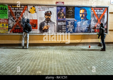 Varsavia, Polonia. Il 30 dicembre, 2018. "Cattivo" tedesco cliché è una parte importante del diritto polacco-wing populisti' agenda. Solo recentemente 2 organizzazioni, Movimento per igiene morale ed il buon nome Redoubt, hanno lanciato la campagna di manifesti con anti-tedesco e anti-austriaca di slogan scritto in tedesco, ad es. "Ehi, Tedesco! Dare indietro cosa il tuo nonno ha rubato in Polonia o pagare per esso!" (riferendosi alla II Guerra Mondiale). Polish anti-nazionalisti sono loro verniciatura sopra o copertura con poster surreale. Essi questione in questo modo di estrema destra messaggio politico o trasformarlo in assurdo. Robert Pastryk / Alamy Live News Foto Stock