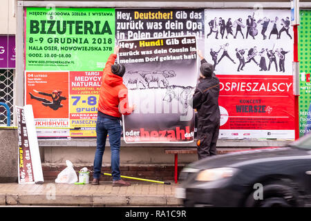 Varsavia, Polonia. Il 30 dicembre, 2018. "Cattivo" tedesco cliché è una parte importante del diritto polacco-wing populisti' agenda. Solo recentemente 2 organizzazioni, Movimento per igiene morale ed il buon nome Redoubt, hanno lanciato la campagna di manifesti con anti-tedesco e anti-austriaca di slogan scritto in tedesco, ad es. "Ehi, Tedesco! Dare indietro cosa il tuo nonno ha rubato in Polonia o pagare per esso!" (riferendosi alla II Guerra Mondiale). Polish anti-nazionalisti sono loro verniciatura sopra o copertura con poster surreale. Essi questione in questo modo di estrema destra messaggio politico o trasformarlo in assurdo. Robert Pastryk / Alamy Live News Foto Stock