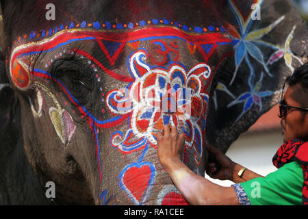 (181230) -- Pechino, 30 dic. 2018 (Xinhua) -- Un mahout decora un elefante prima di un concorso di bellezza durante il XV Elephant Festival a Sauraha, un mozzo del turismo nel sud-ovest del Nepal distretto di Chitwan, Dic 29, 2018. La diciottenne Bijulikali ha vinto il campione del concorso di bellezza. (Xinhua/Sunil Sharma) XINHUA FOTO DEL GIORNO Foto Stock