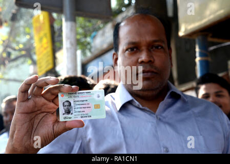 Dacca in Bangladesh. 30 Dic, 2018. Un uomo mostra il suo ID card in corrispondenza di una stazione di polling a Dhaka, nel Bangladesh, Dic 30, 2018. Nationwide voto aperto la domenica mattina in Bangladesh le elezioni generali per eleggere centinaia di rappresentanti al Parlamento europeo in mezzo alle relazioni della violenza vaganti. Credito: Salim Reza/Xinhua/Alamy Live News Credito: Xinhua/Alamy Live News Foto Stock