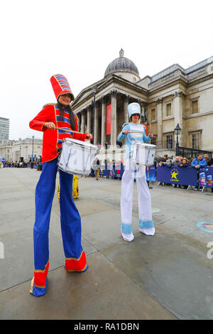 Londra, Regno Unito. Il 30 dicembre 2018. Trampolieri presso l'evento di anteprima della Londra Capodanno sfilata in Trafalgar Square. Il primo giorno del nuovo anno Parade avrà luogo a Londra il 1 gennaio 2019 e saranno dotati di ballerini boliviano, Marching Band, cheerleader e stella della voce NEGLI STATI UNITI. Credito: Vickie Flores/Alamy Live News Foto Stock