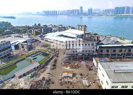 (181230) -- Pechino, 30 dic. 2018 (Xinhua) -- foto aerea adottate il 30 aprile 2018 illustra la scena dello smantellamento del sito di una fabbrica di prodotti chimici lungo il fiume Yangtze in Yichang City, centrale cinese della provincia di Hubei. Dal 2017, Yichang ha effettuato una serie di progetti per ridurre l'inquinamento e aggiornare l'industria chimica per proteggere l'ambiente ecologico lungo il fiume Yangtze. La Cina si è impegnata a coordinare i suoi sforzi di protezione ambientale e di sviluppo economico nel 2019, un anno importante per vincere la dura battaglia contro l'inquinamento. In occasione dell'annuale economica centrale wor Foto Stock