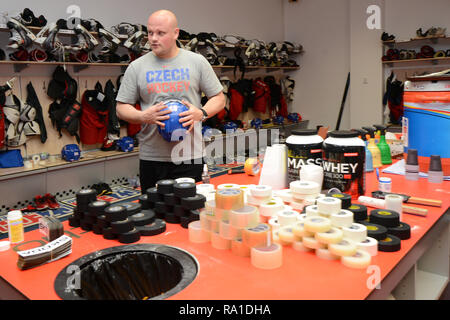 Aprile 30, 2015 - Praga, Repubblica Ceca - Der Tschechische Nationalmannschaft Umkleideraum Start vor der Eishockey-WM 2015, am 30 aprile 2015, im Prag, Tschechien..... *** Caption locale *** ceco di hockey, appendere in uno spogliatoio a O2 Arena di Praga. ..Il 2015 Campionati Mondiali di hockey su ghiaccio, che sarà ospitato dalla Repubblica ceca nella città di Praga e Ostrava sono visti a Praga Repubblica Ceca, Aprile 30, 2015. (Credito Immagine: © Slavek Ruta/ZUMA filo) Foto Stock