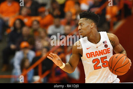 Siracusa, STATI UNITI D'AMERICA. 29 Dic, 2018. Siracusa junior guard Tyus battaglia (25) durante la seconda metà del gioco. Il Syracuse Orange ha sconfitto il San Bonaventura Bonnies 81-47 al Carrier Dome in Syracuse, New York. Foto di Alan Schwartz/Cal Sport Media/Alamy Live News Foto Stock