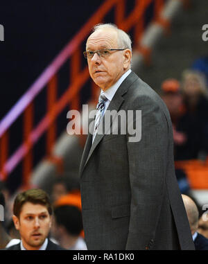 Siracusa, STATI UNITI D'AMERICA. 29 Dic, 2018. Siracusa head coach Jim Boeheim durante la seconda metà del gioco. Il Syracuse Orange ha sconfitto il San Bonaventura Bonnies 81-47 al Carrier Dome in Syracuse, New York. Foto di Alan Schwartz/Cal Sport Media/Alamy Live News Foto Stock