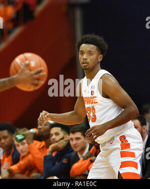 Siracusa, STATI UNITI D'AMERICA. 29 Dic, 2018. Siracusa avanti junior Elia Hughes (33) durante la seconda metà del gioco. Il Syracuse Orange ha sconfitto il San Bonaventura Bonnies 81-47 al Carrier Dome in Syracuse, New York. Foto di Alan Schwartz/Cal Sport Media/Alamy Live News Foto Stock