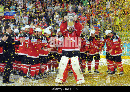 Praga, Repubblica Ceca. 18 Maggio, 2015. Kanada-Team stellt mit der TrophÃ¤e nach dem Gewinn der 2015 IIHF Eishockey-Weltmeisterschaft Finale zwischen Kanada vs Russland, 6:1, in der O2-Arena in Prag, am 17 mai 2015. *** Caption locale *** Team pone il Canada con il trofeo dopo la vittoria del 2015 IIHF Hockey su Ghiaccio Campionato Mondiale match finale tra il Canada vs Russia, 6:1, all'arena O2 a Praga, Repubblica ceca, 17 maggio 2015. Credito: Slavek Ruta/ZUMA filo/Alamy Live News Foto Stock