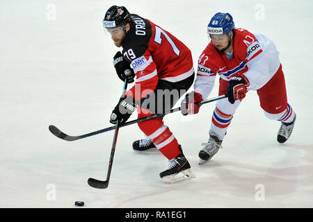 Praga, Repubblica Ceca. 16 Maggio, 2015. Der Eishockey-WM 2015, am 16 mai 2015, im Prag, Tschechien. Das Halbfinale, Kanada gegen Tschechien, 2:0. Jan Kovar aus Tschechien (R), Ryan O Reilly aus Kanada (L). *** Caption locale *** Jan Kovar del ceco (R) e Ryan O Reilly del Canada (L) durante il 2015 IIHF Hockey su ghiaccio nel Campionato del Mondo guarter partita finale tra il Canada vs Repubblica ceca presso l'arena O2 a Praga, Repubblica ceca, 16 maggio 2015. Credito: Slavek Ruta/ZUMA filo/Alamy Live News Foto Stock