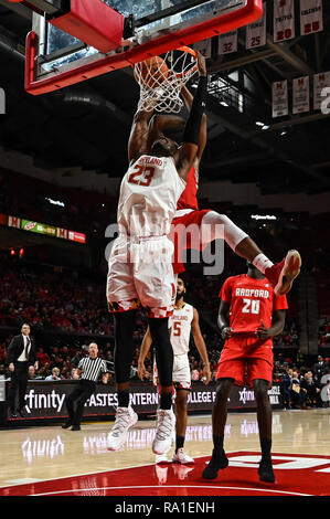 Maryland, Stati Uniti d'America. 29 Dic, 2018. BRUNO FERNANDO (23) slam schiacciate il basket durante il gioco presso Centro XFINITY in College Park, Maryland. Credito: Amy Sanderson/ZUMA filo/Alamy Live News Foto Stock