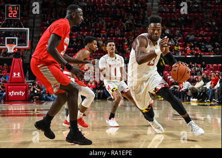 Maryland, Stati Uniti d'America. 29 Dic, 2018. BRUNO FERNANDO (23) di cariche al cestello durante il gioco presso Centro XFINITY in College Park, Maryland. Credito: Amy Sanderson/ZUMA filo/Alamy Live News Foto Stock