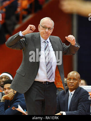 Siracusa, STATI UNITI D'AMERICA. 29 Dic, 2018. Siracusa head coach Jim Boeheim durante la prima metà del gioco. Il Syracuse Orange ha sconfitto il San Bonaventura Bonnies 81-47 al Carrier Dome in Syracuse, New York. Foto di Alan Schwartz/Cal Sport Media/Alamy Live News Foto Stock