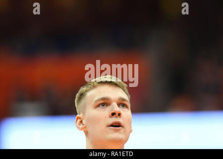 Siracusa, STATI UNITI D'AMERICA. 29 Dic, 2018. Syracuse freshman guard Buddy Boeheim (35) durante la prima metà del gioco. Il Syracuse Orange ha sconfitto il San Bonaventura Bonnies 81-47 al Carrier Dome in Syracuse, New York. Foto di Alan Schwartz/Cal Sport Media/Alamy Live News Foto Stock