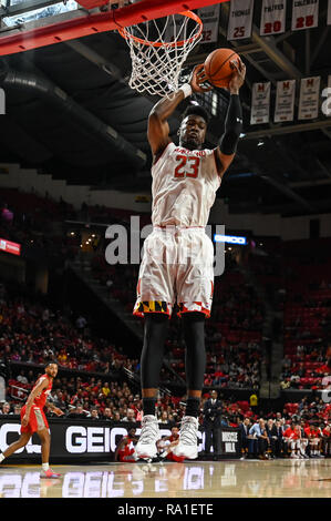 Maryland, Stati Uniti d'America. 29 Dic, 2018. BRUNO FERNANDO (23) rimbalza il basket durante il gioco presso Centro XFINITY in College Park, Maryland. Credito: Amy Sanderson/ZUMA filo/Alamy Live News Foto Stock