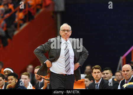 Siracusa, STATI UNITI D'AMERICA. 29 Dic, 2018. Siracusa head coach Jim Boeheim durante la prima metà del gioco. Il Syracuse Orange ha sconfitto il San Bonaventura Bonnies 81-47 al Carrier Dome in Syracuse, New York. Foto di Alan Schwartz/Cal Sport Media/Alamy Live News Foto Stock