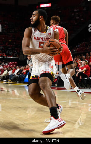 Maryland, Stati Uniti d'America. 29 Dic, 2018. ERIC AYALA (5) rimbalza il basket durante il gioco presso Centro XFINITY in College Park, Maryland. Credito: Amy Sanderson/ZUMA filo/Alamy Live News Foto Stock