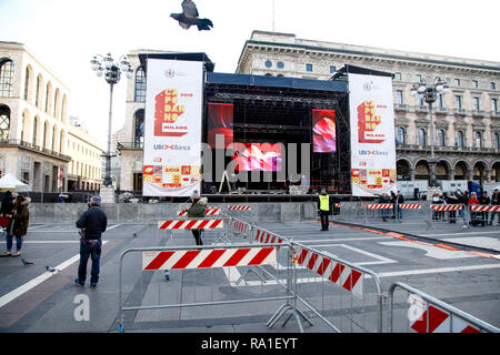 Milano, Italia. 30 Dic, 2018. Foto LaPresse - Mourad Balti Touati 30/12/2018 Milano (Ita) - Piazza Duomo Cronaca Ultimi preparativi per il palco del concerto di Capodanno in piazza Duomo nella foto: barriere di sicurezza peril concerto Credito: LaPresse/Alamy Live News Foto Stock