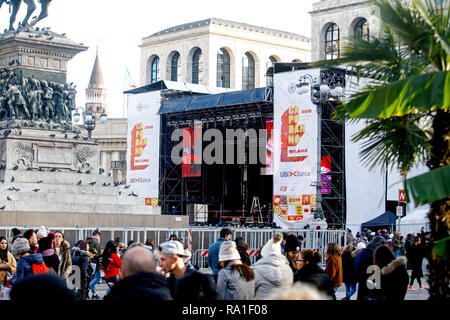 Milano, Italia. 30 Dic, 2018. Foto LaPresse - Mourad Balti Touati 30/12/2018 Milano (Ita) - Piazza Duomo Cronaca Ultimi preparativi per il palco del concerto di Capodanno in piazza Duomo nella foto: il palco del concerto di capodanno Credito: LaPresse/Alamy Live News Foto Stock