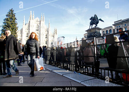 Milano, Italia. 30 Dic, 2018. Foto LaPresse - Mourad Balti Touati 30/12/2018 Milano (Ita) - Piazza Duomo Cronaca Ultimi preparativi per il palco del concerto di Capodanno in piazza Duomo nella foto: barriere di sicurezza peril concerto Credito: LaPresse/Alamy Live News Foto Stock