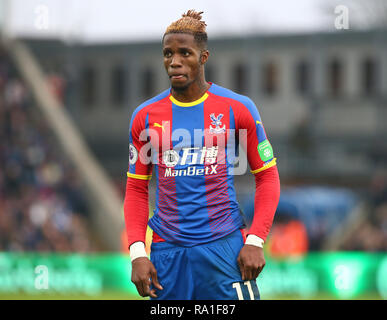 Londra, Regno Unito. Il 30 dicembre 2018. Il palazzo di cristallo di Wilfried Zaha durante la Premier League tra Crystal Palace e Chelsea a Selhurst Park Stadium , Londra, Inghilterra il 30 Dic 2018. Azione di Credito Foto Sport FA Premier League e Football League immagini sono soggette a licenza DataCo. Solo uso editoriale. Nessuna stampa di vendite. Nessun uso personale di vendita. NO non corrisposto usare carte di credito: Azione Foto Sport/Alamy Live News Foto Stock