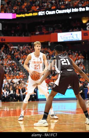 Siracusa, STATI UNITI D'AMERICA. 29 Dic, 2018. Siracusa in avanti del sophomore Marek Dolezaj (21) durante la prima metà del gioco. Il Syracuse Orange ha sconfitto il San Bonaventura Bonnies 81-47 al Carrier Dome in Syracuse, New York. Foto di Alan Schwartz/Cal Sport Media/Alamy Live News Foto Stock