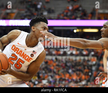 Siracusa, STATI UNITI D'AMERICA. 29 Dic, 2018. Siracusa junior guard Tyus battaglia (25) durante la prima metà del gioco. Il Syracuse Orange ha sconfitto il San Bonaventura Bonnies 81-47 al Carrier Dome in Syracuse, New York. Foto di Alan Schwartz/Cal Sport Media/Alamy Live News Foto Stock