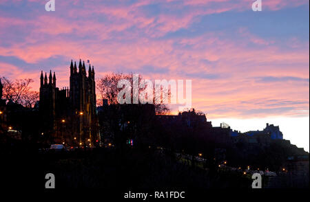 Edinburgh, Regno Unito. Il 30 dicembre 2018. Regno Unito meteo, splendido tramonto sulla città capitale guardando ad ovest verso il gruppo e il Castello di Edimburgo Foto Stock