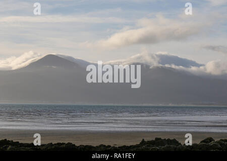 La contea di Down costa vicino Ballykinler, Irlanda del Nord. Il 30 dicembre 2018. Regno Unito - previsioni del tempo - un bel pomeriggio di sole sulla costa orientale dell'Irlanda del Nord. La nebbia in i vertici della Mourne Mountains. Credito: David Hunter/Alamy Live News . Foto Stock