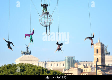 Roma, Italia. 30 Dic, 2018. Foto di Fabrizio Corradetti/LaPresse 30 dicembre 2018 Roma, Italia Cronaca Allestimento di palco al Circo Massimo per la festa del Capodanno 2019 Nella foto: Le dimostrare dello spettacolo Credito: LaPresse/Alamy Live News Foto Stock