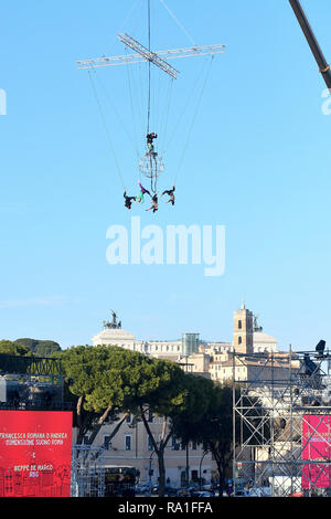 Roma, Italia. 30 Dic, 2018. Foto di Fabrizio Corradetti/LaPresse 30 dicembre 2018 Roma, Italia Cronaca Allestimento di palco al Circo Massimo per la festa del Capodanno 2019 Nella foto: Le dimostrare dello spettacolo Credito: LaPresse/Alamy Live News Foto Stock