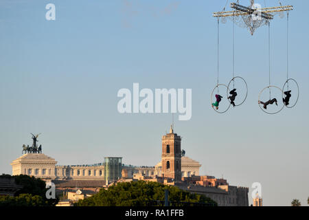 Roma, Italia. 30 Dic, 2018. Foto di Fabrizio Corradetti/LaPresse 30 dicembre 2018 Roma, Italia Cronaca Allestimento di palco al Circo Massimo per la festa del Capodanno 2019 Nella foto: Le dimostrare dello spettacolo Credito: LaPresse/Alamy Live News Foto Stock