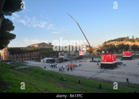 Roma, Italia. 30 Dic, 2018. Foto di Fabrizio Corradetti/LaPresse 30 dicembre 2018 Roma, Italia Cronaca Allestimento di palco al Circo Massimo per la festa del Capodanno 2019 Nella foto: Le dimostrare dello spettacolo Credito: LaPresse/Alamy Live News Foto Stock