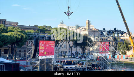 Roma, Italia. 30 Dic, 2018. Foto di Fabrizio Corradetti/LaPresse 30 dicembre 2018 Roma, Italia Cronaca Allestimento di palco al Circo Massimo per la festa del Capodanno 2019 Nella foto: Le dimostrare dello spettacolo Credito: LaPresse/Alamy Live News Foto Stock