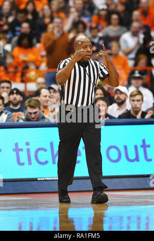 Siracusa, STATI UNITI D'AMERICA. 29 Dic, 2018. Arbitro Clarence Armstrong durante la prima metà del gioco. Il Syracuse Orange ospita San Bonaventura Bonnies al Carrier Dome in Syracuse, New York. Foto di Alan Schwartz/Cal Sport Media/Alamy Live News Foto Stock