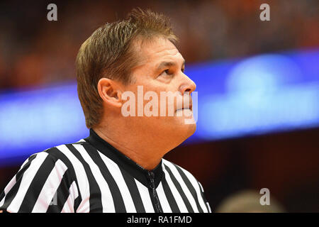 Siracusa, STATI UNITI D'AMERICA. 29 Dic, 2018. Arbitro Raymie Styons durante la prima metà del gioco. Il Syracuse Orange ospita San Bonaventura Bonnies al Carrier Dome in Syracuse, New York. Foto di Alan Schwartz/Cal Sport Media/Alamy Live News Foto Stock
