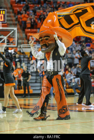 Stillwater, STATI UNITI D'AMERICA. 29 Dic, 2018. Oklahoma State Cowboys mascotte Pistol Pete durante una partita di basket tra il Texas A&M University-Corpus Christi isolani e Oklahoma State Cowboys a Gallagher-Iba Arena in Stillwater, OK. Siegel grigio/CSM/Alamy Live News Foto Stock