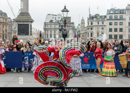 Londra, Regno Unito. 30 Dicembre 2018 alcune di Londra il giorno di Anno Nuovo Parade il meglio degli artisti kick-feste di partenza davanti alla famosa National Gallery, Trafalgar Square, Londra, Regno Unito. Atti includono Carnaval del Pueblo, che è una celebrazione di cultura latino-americana. Essa mira ad aumentare la consapevolezza e la comprensione della vibrante patrimonio culturale dei 19 paesi latino-americani. Credito: Ilyas Ayub / Alamy Live News Foto Stock