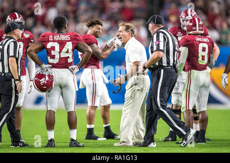 Florida, Stati Uniti d'America. 29 Dic, 2018. Alabama Crimson Tide allenatore Nick Saban reagisce dopo una penalità durante la partita contro l'Oklahoma Sooners nel 2018 Capitale uno Orange Bowl all'Hard Rock Stadium il 29 dicembre 2018 in Florida. Credito: Travis Pendergrass/ZUMA filo/Alamy Live News Foto Stock