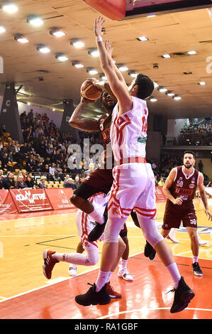 L'Italia. 30 Dic, 2018. Foto di Massimo Paolone/LaPresse 30 dicembre 2018 Reggio Emilia (RE) Italia sport basket Grissin Bon Reggio Emilia vs Umana Reyer Venezia - Campionato italiano di basket Serie A PosteMobile 2018/2019 - PalaBigi Nella foto: Julyan pietra (Umana Reyer Venezia) in azione contrastato da Riccardo Cervi (Grissin Bon Reggio Emilia) Photo Massimo Paolone/LaPresse 30 dicembre 2018 Reggio Emilia (RE) Italia sport basket Grissin Bon Reggio Emilia vs Umana Reyer Venezia - Italiano Campionato di basket Serie A PosteMobile 2018/2019 - PalaBigi nel pic: Julyan pietra (Umana Reyer Venez Foto Stock