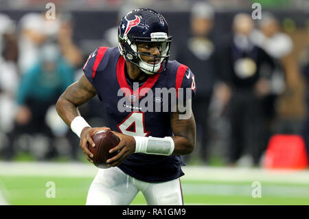 Houston, Stati Uniti d'America. Il 30 dicembre 2018. Houston Texans quarterback Deshaun Watson (4) porta la sfera per un touchdown durante il secondo trimestre del NFL stagione regolare il gioco tra la Houston Texans e Jacksonville Jaguars a NRG Stadium di Houston, TX su dicembre 30, 2018. Credito: Erik Williams/ZUMA filo/Alamy Live News Foto Stock