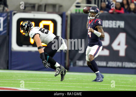 Houston, Stati Uniti d'America. Il 30 dicembre 2018. Houston Texans quarterback Deshaun Watson (4) raggiunge torna a passare in tasca durante il primo trimestre del NFL stagione regolare il gioco tra la Houston Texans e Jacksonville Jaguars a NRG Stadium di Houston, TX su dicembre 30, 2018. Credito: Erik Williams/ZUMA filo/Alamy Live News Foto Stock