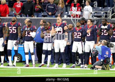Houston, Stati Uniti d'America. Il 30 dicembre 2018. Houston Texans stand durante l'inno nazionale prima della NFL stagione regolare il gioco tra la Houston Texans e Jacksonville Jaguars a NRG Stadium di Houston, TX su dicembre 30, 2018. Credito: Erik Williams/ZUMA filo/Alamy Live News Foto Stock