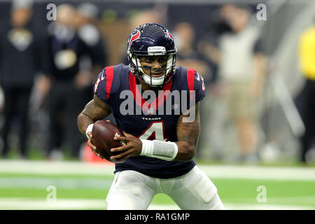 Houston, Stati Uniti d'America. Il 30 dicembre 2018. Houston Texans quarterback Deshaun Watson (4) porta la sfera per un touchdown durante il secondo trimestre del NFL stagione regolare il gioco tra la Houston Texans e Jacksonville Jaguars a NRG Stadium di Houston, TX su dicembre 30, 2018. Credito: Erik Williams/ZUMA filo/Alamy Live News Foto Stock