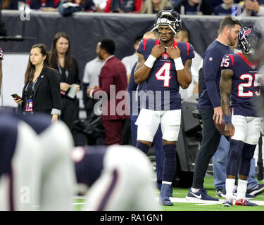 Houston, Stati Uniti d'America. Il 30 dicembre 2018. Houston Texans quarterback Deshaun Watson (4) OROLOGI pregame warmups prima della NFL stagione regolare il gioco tra la Houston Texans e Jacksonville Jaguars a NRG Stadium di Houston, TX su dicembre 30, 2018. Credito: Erik Williams/ZUMA filo/Alamy Live News Foto Stock